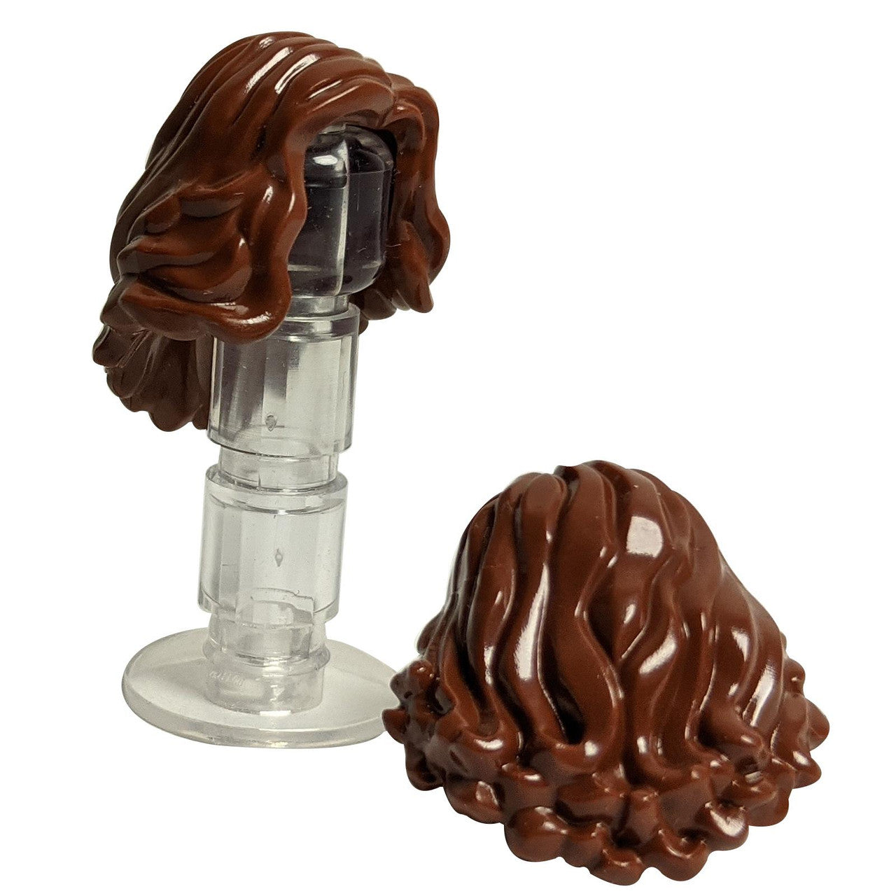 LEGO® minifigure femme cheveux ondulés mi-longs (23187) en brun rougeâtre, avec des vagues douces et arrondies et un volume arrondi.
