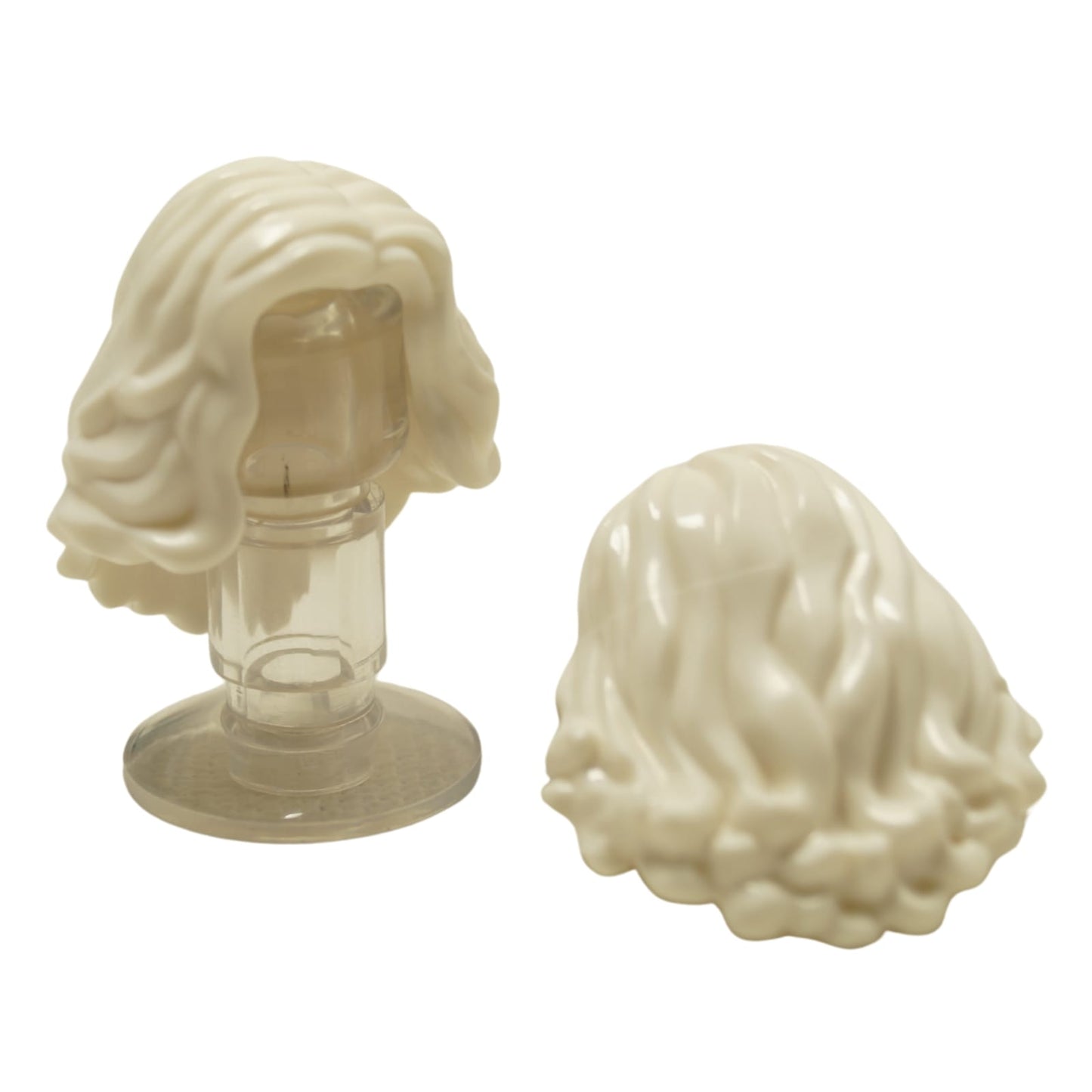 LEGO® minifigure femme cheveux ondulés mi-longs (23187) en blanc, avec des vagues douces et arrondies et un volume arrondi.
