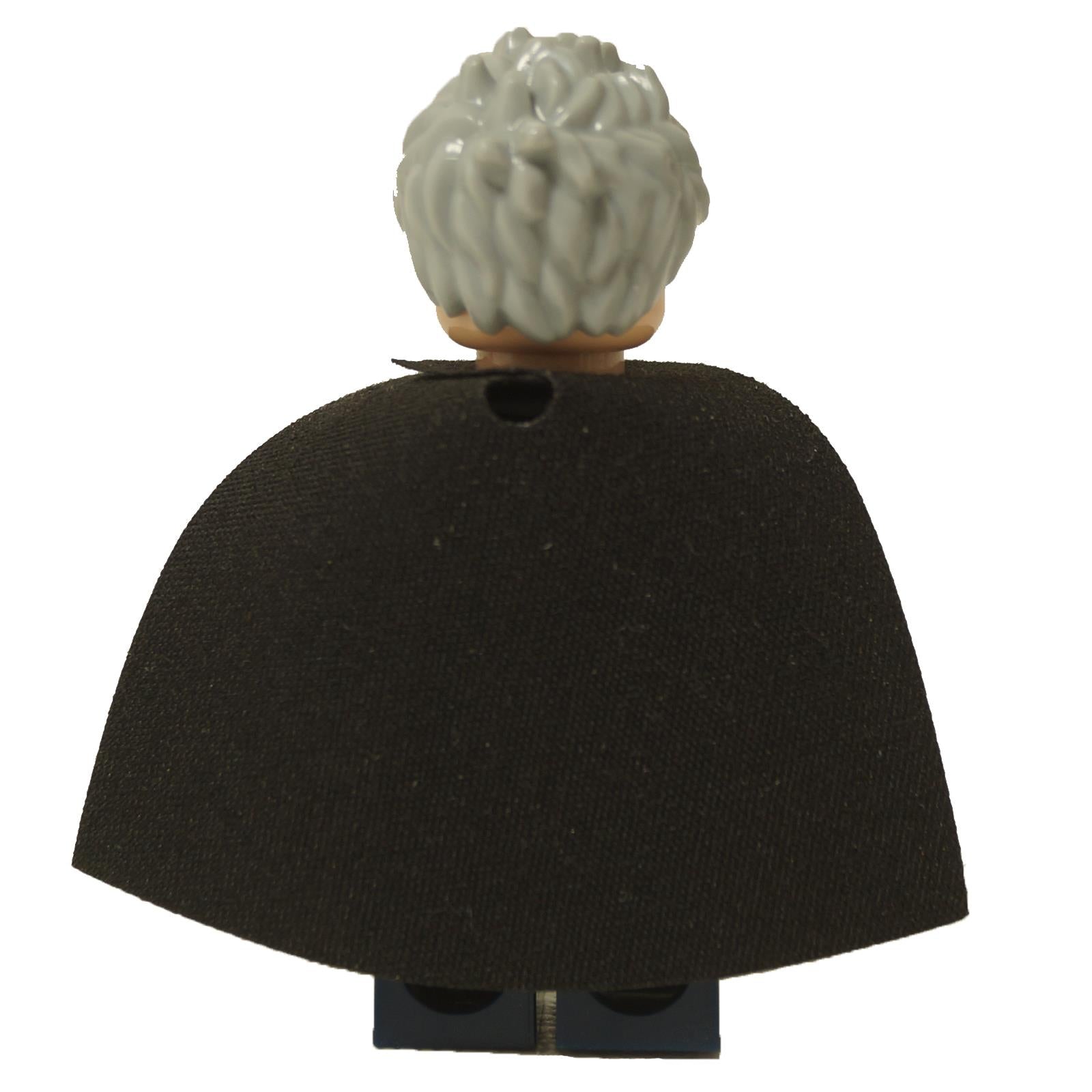 LEGO® Minifigura de Harry Potter Madam Rolanda Hooch (hp296) vistiendo un atuendo azul oscuro y capa negra, vista trasera.