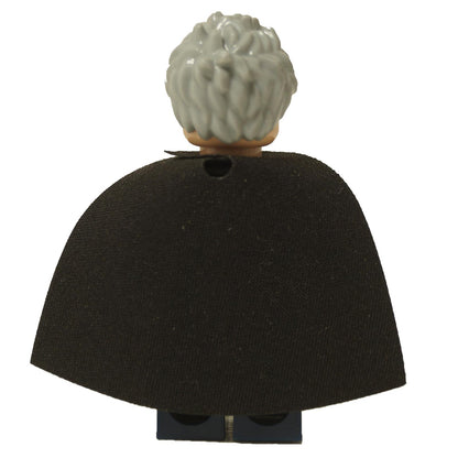 LEGO® Minifigura de Harry Potter Madam Rolanda Hooch (hp296) vistiendo un atuendo azul oscuro y capa negra, vista trasera.