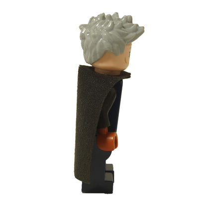 LEGO® Minifigura de Harry Potter Madam Rolanda Hooch (hp296) con cabello gris y larga capa negra, perfil lateral.