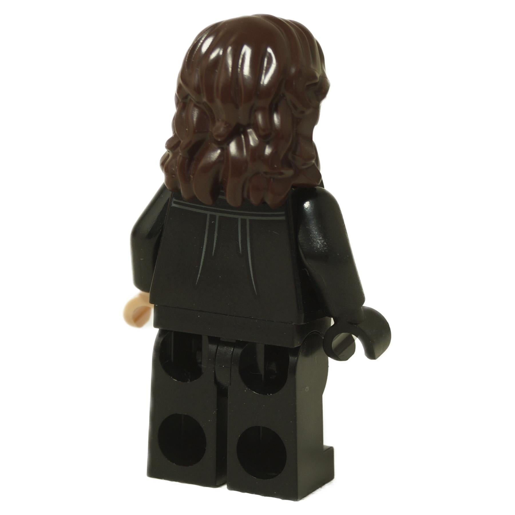 LEGO® Harry Potter Scabior minifigurka (hp426) nosící černý kabát s potiskem na zádech a dlouhými hnědými vlasy, pohled zezadu.