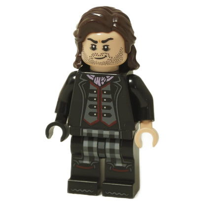 LEGO® Harry Potter Scabior minifigurka (hp426) s tmavě hnědými vlasy, černým kabátem, šedou vestou a kostkovanými nohavicemi, pohled zepředu.