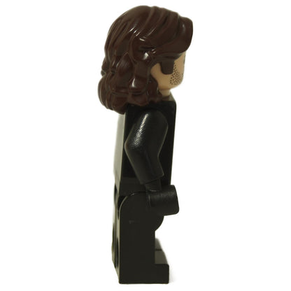 LEGO® Harry Potter Scabior minifigurka (hp426) ukazující boční profil s dlouhými hnědými vlasy a rukávy černého kabátu.