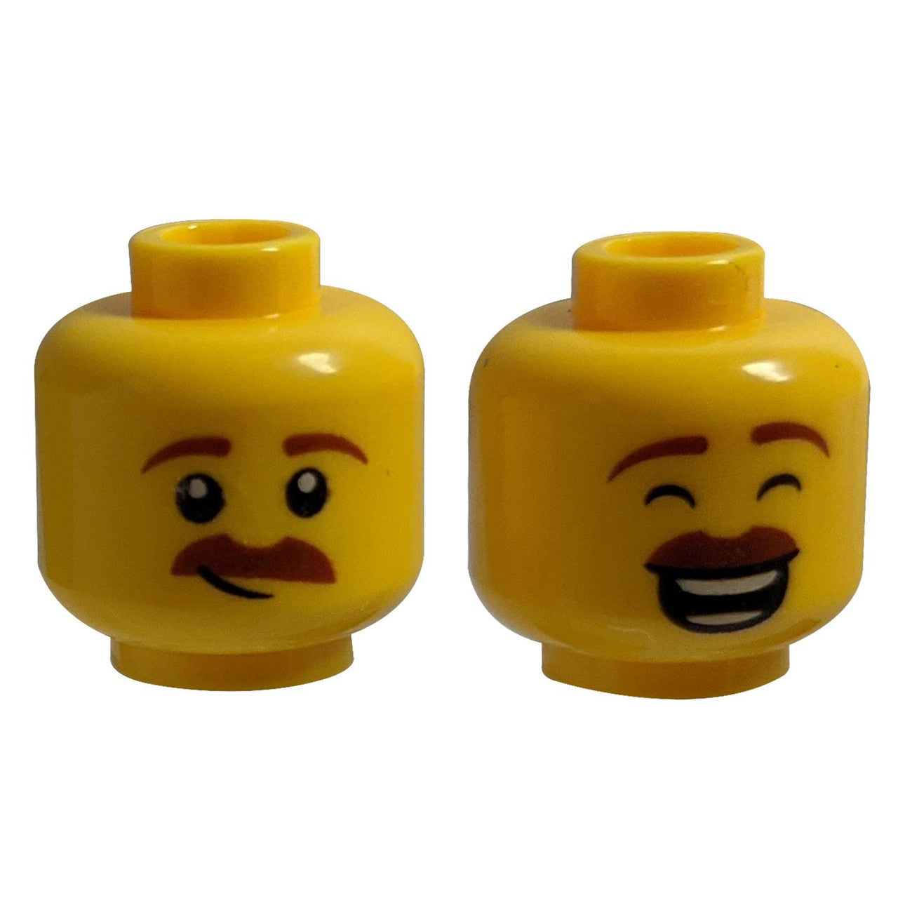 LEGO Minifigura Testa, Doppia Faccia con Baffi. Un lato ha un sorriso storto, l'altro sta ridendo con gli occhi chiusi.