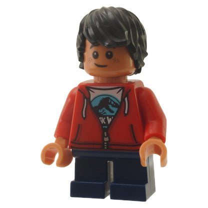 LEGO® Minifigura de Hudson Harper de Jurassic World (jw046) con una sudadera roja, piernas cortas y una expresión facial de pánico, vista frontal.