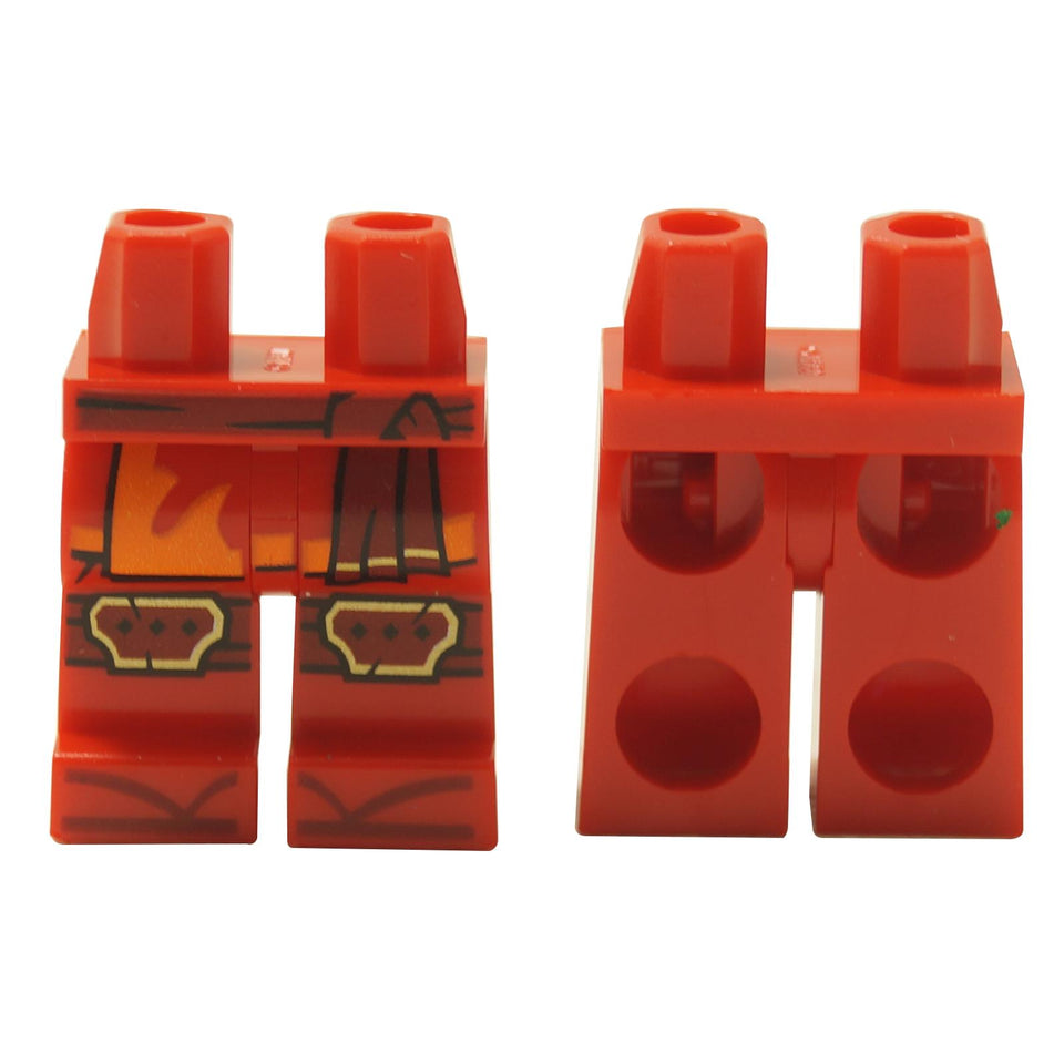 LEGO® Piernas de minifigura Kai (970c00pb1768) en rojo, con un fajín de fuego impreso en naranja, cinturones marrones y envolturas de sandalias.