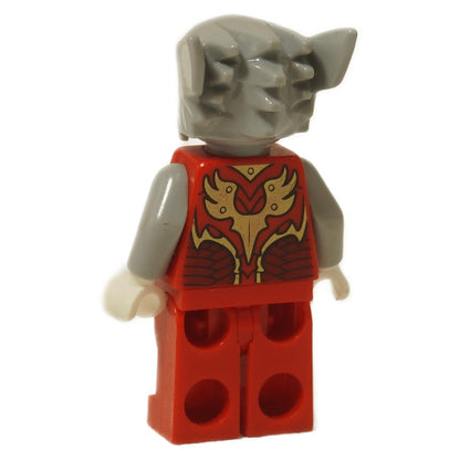 LEGO® Legends of Chima Worriz s Fire Chi minifigurkou (loc100) s šedou vlčí helmou a červeným zadním brněním se zlatými detaily, zadní pohled.
