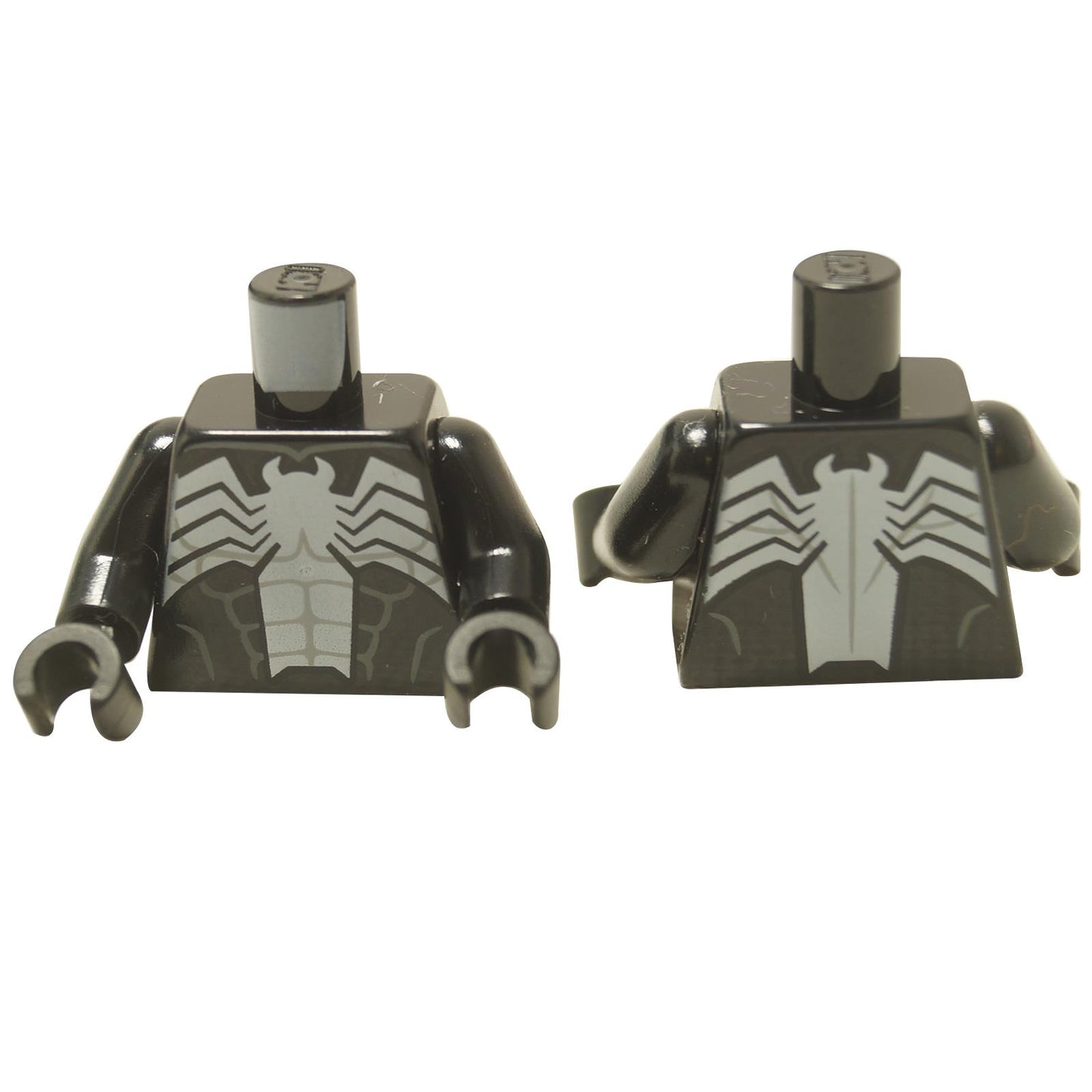 LEGO® Marvel Venom minifigurka trup (973pb3473c01), zobrazující vytištěný bílý pavoučí symbol a definici svalů na přední a zadní straně.