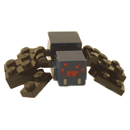 LEGO Minecraft Cave Spider 生物的正面视图，显示了像素化的红色眼睛和毒牙印刷。