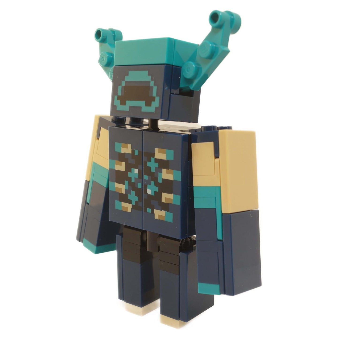 LEGO® Minecraft Warden i actionpose med utsträckta armar, som framhäver skala och proportioner av den officiella byggnaden