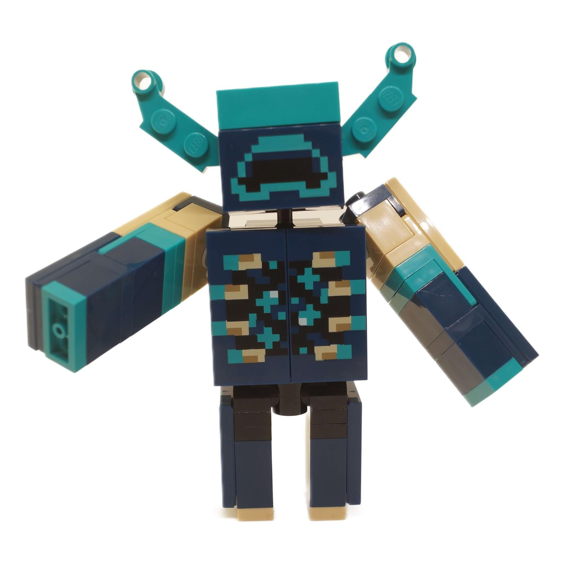 LEGO® Minecraft Warden-figuren framifrån med uppsträckta armar, som visar bröst- och huvuddetaljer från Deep Dark-seten.