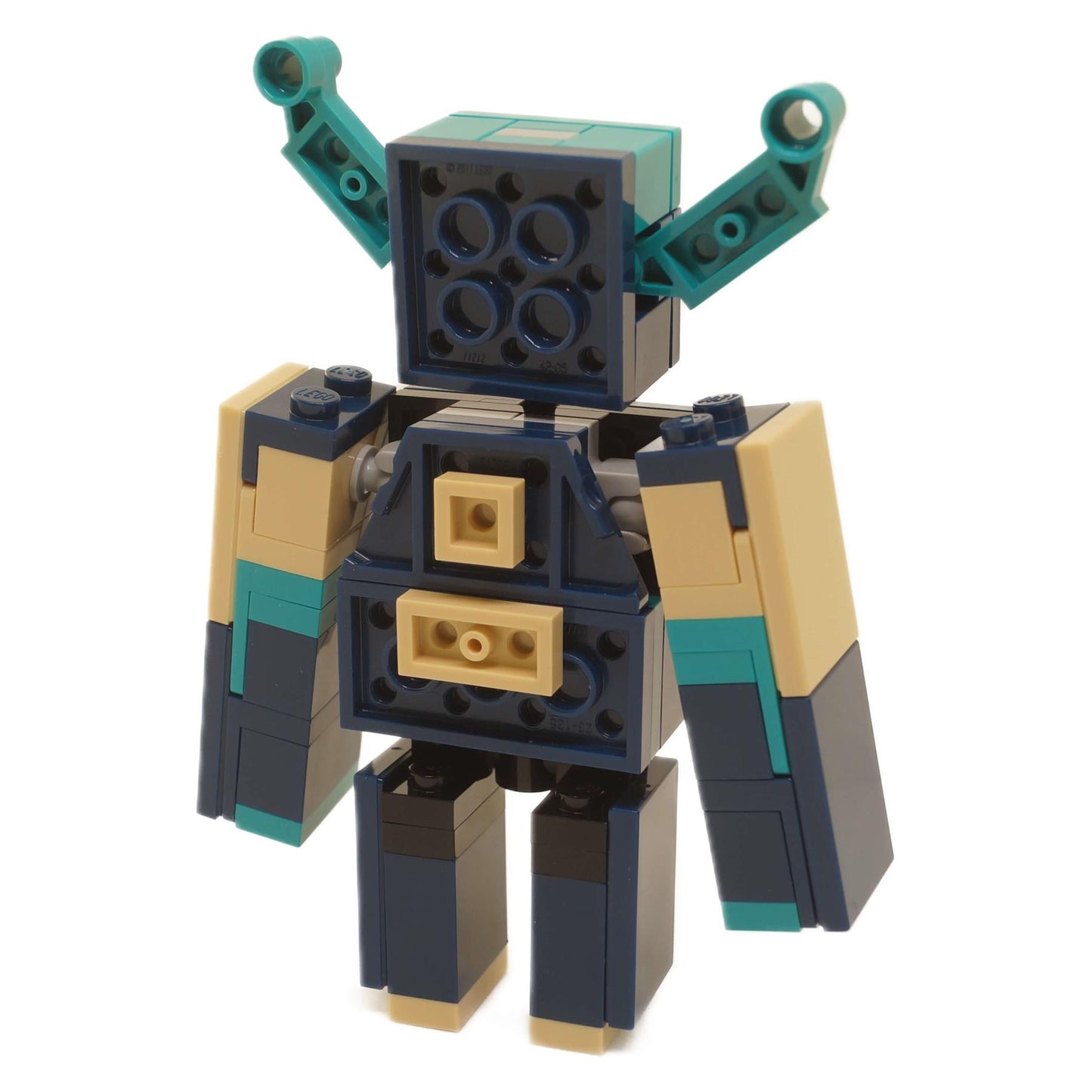 LEGO® Minecraft Warden bakifrån i vinklad vy som visar huvudets baksida och kroppens konstruktion från Deep Dark-seten