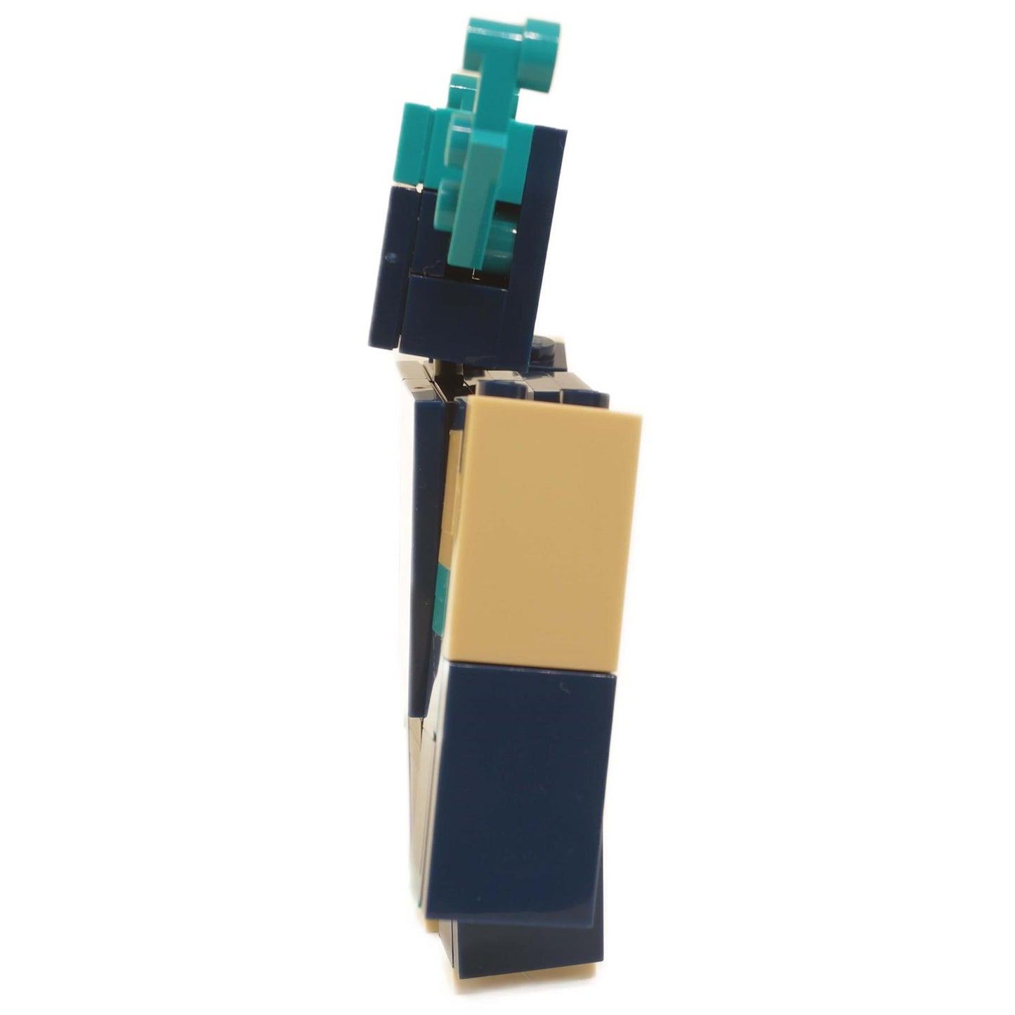 LEGO® Minecraft Warden i profil som visar armens tjocklek och kroppens djup på den officiella Warden-figuren