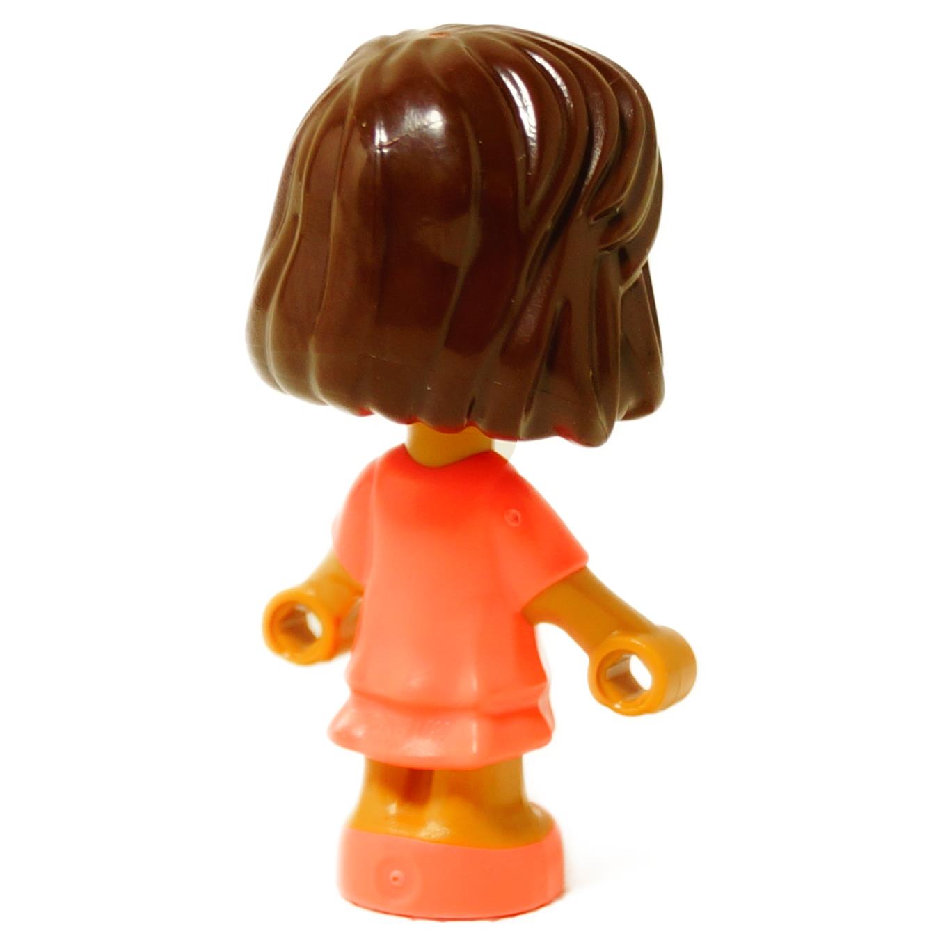 LEGO® mini-muñeca Alba con un vestido coral con estampado de flamencos, figura al estilo Friends vista de perfil trasero