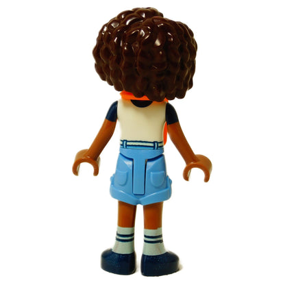 LEGO® mini-poupée Aliya portant un gilet de sauvetage orange et un short bleu, figurine de style Friends avec des cheveux bouclés vue de dos
