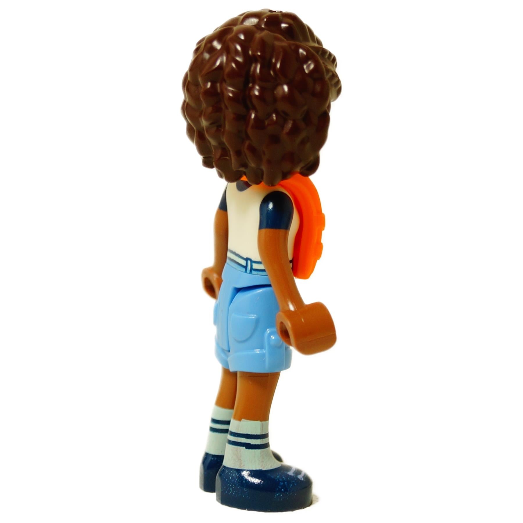 LEGO® mini-poupée Aliya portant un gilet de sauvetage orange et un short bleu, figurine de style Friends avec des cheveux bouclés vue de profil

