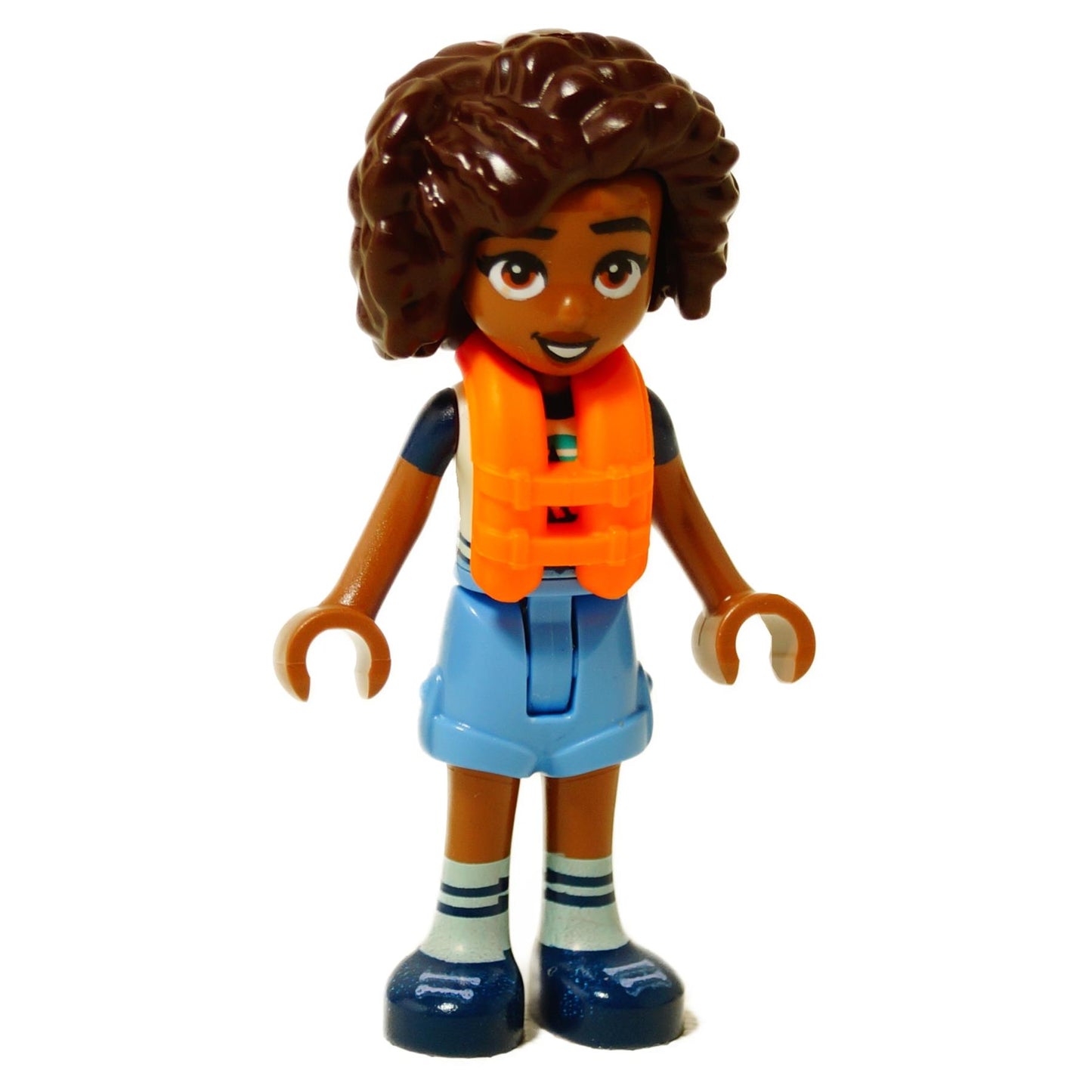 LEGO® mini-poupée Aliya portant un gilet de sauvetage orange et un short bleu, figurine de style Friends avec des cheveux bouclés
