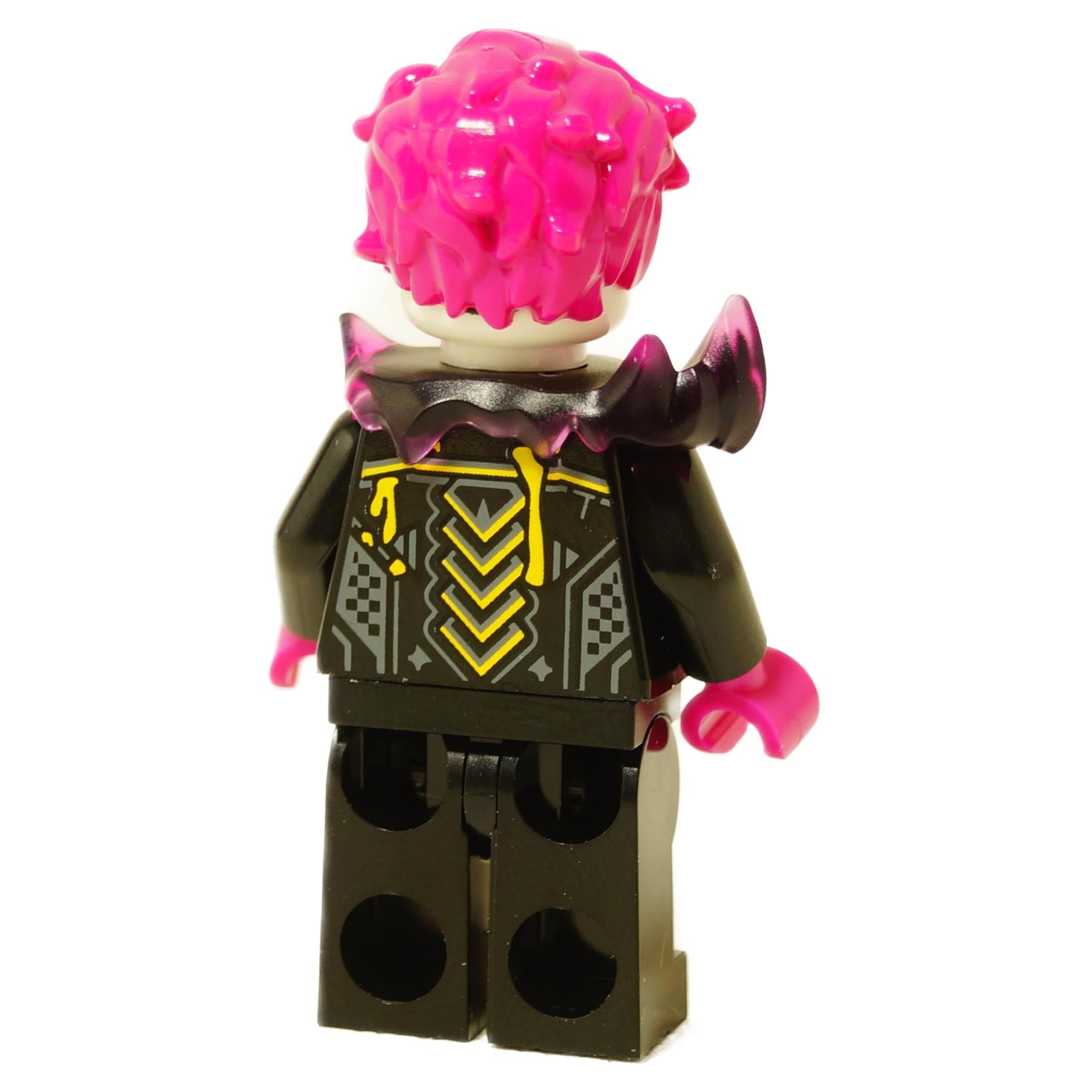 LEGO® minifigura Dooper con cabello rosa brillante y armadura negra con picos, vista trasera con detalles gráficos de neón

