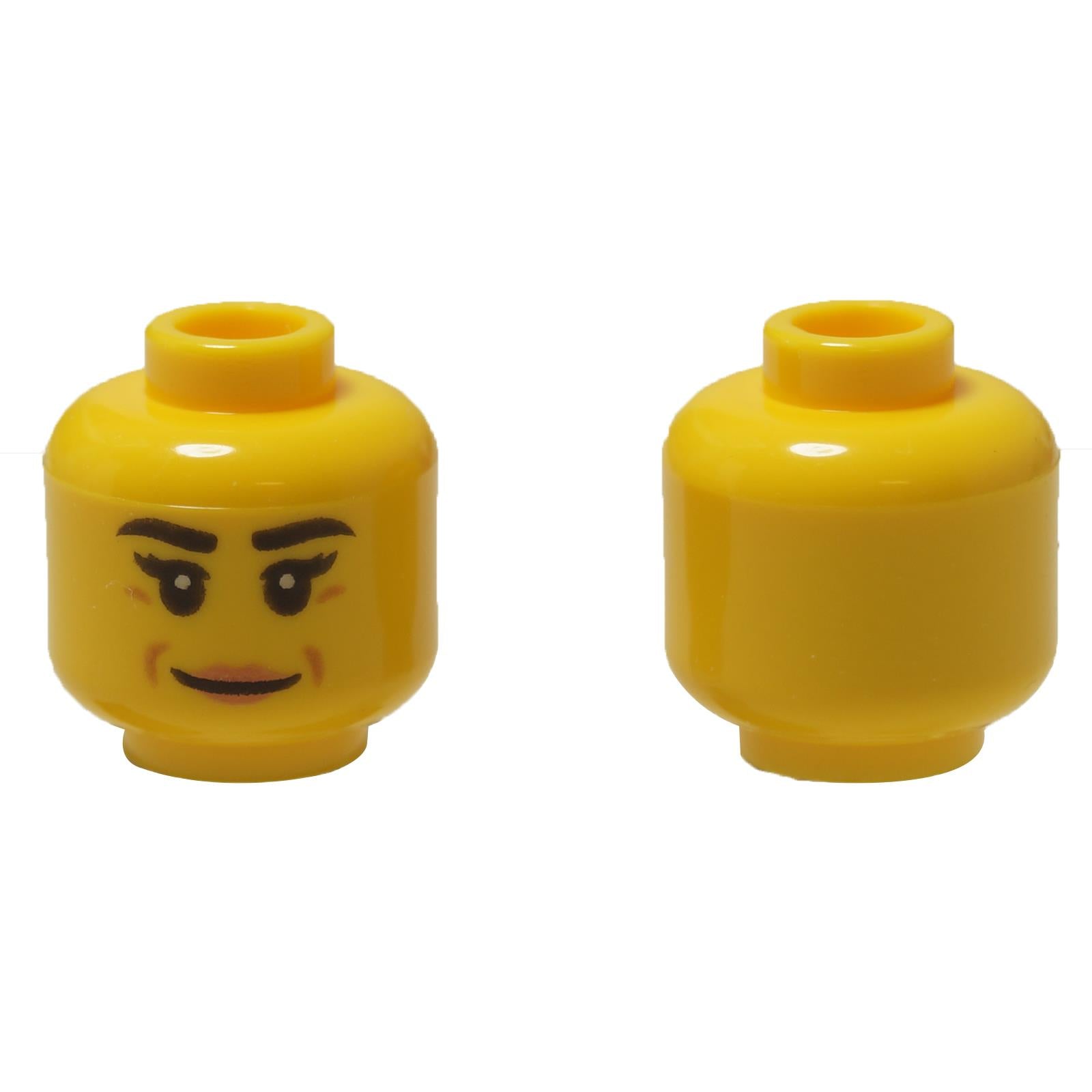 Cabeza de minifigura femenina LEGO® (3626pb3202) con cejas negras, pestañas y una expresión confiada y sonriente.