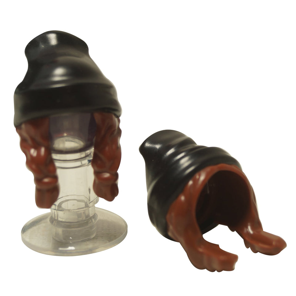 LEGO® combinação de cabelo de minifigura com chapéu de malha preto moldado e duas tranças longas caindo sobre os ombros, cabelo castanho de dupla moldagem com padrão impresso de chapéu de malha
