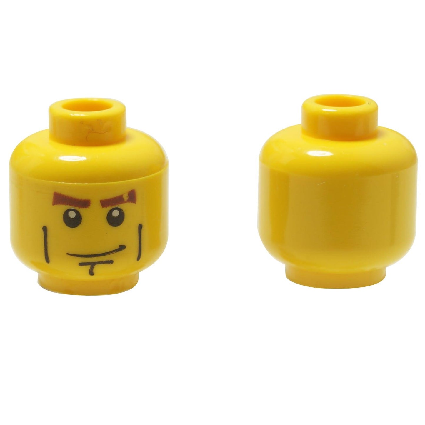Žlutá LEGO minifigurka hlava 3626pb0204 se silnými obočím, černými liniemi na tvářích a důlkem na bradě.