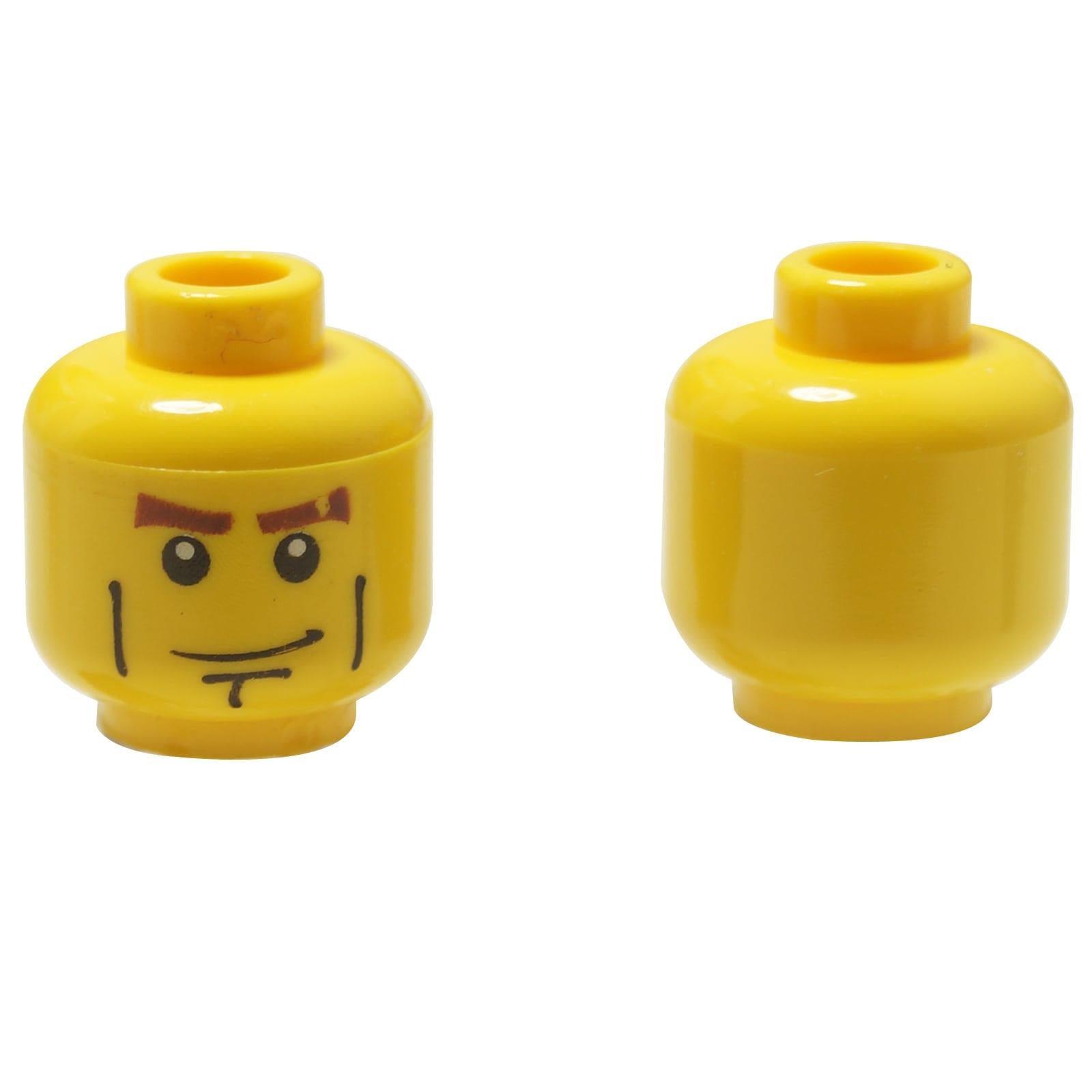 Žlutá LEGO minifigurka hlava 3626pb0204 se silnými obočím, černými liniemi na tvářích a důlkem na bradě.