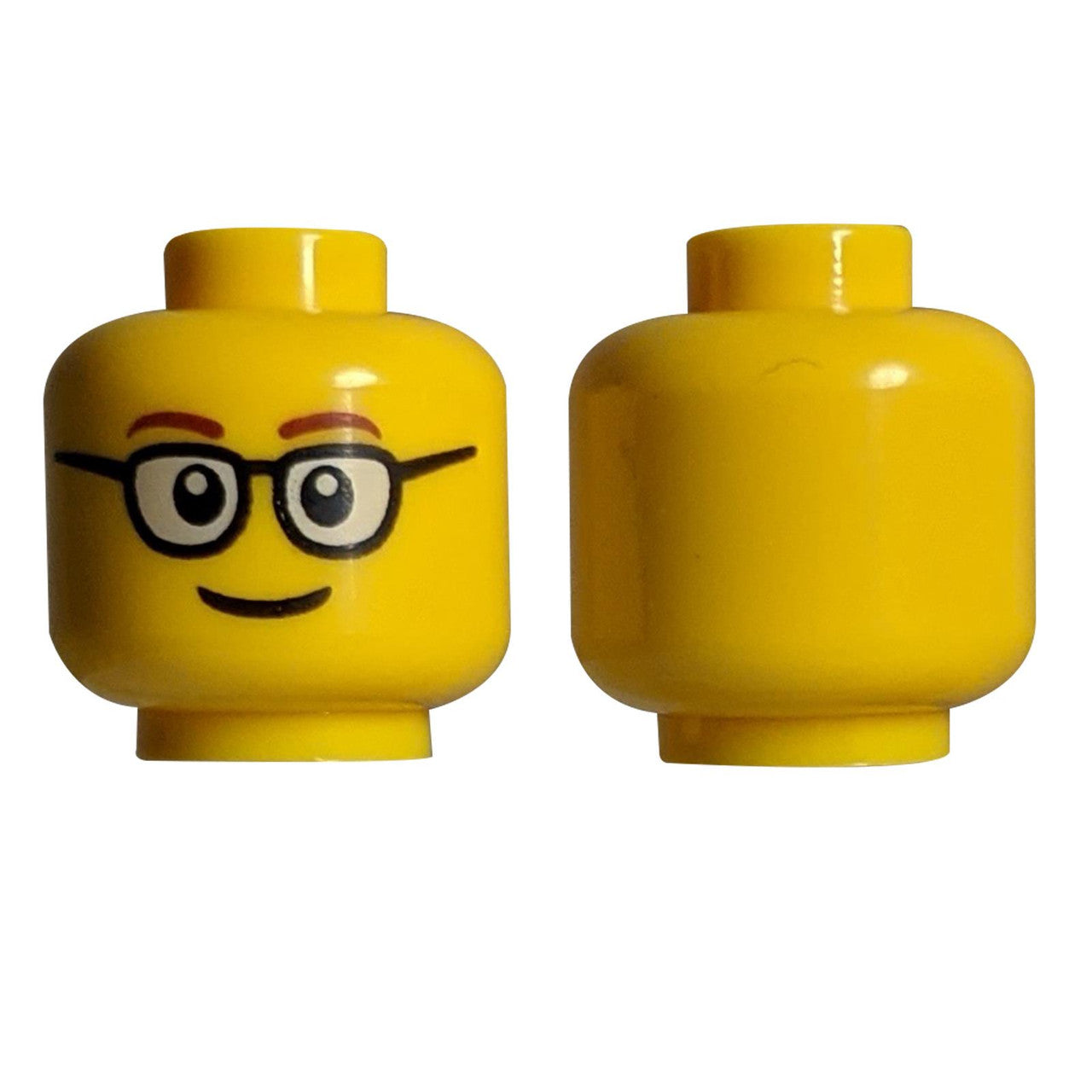 LEGO® Minifigurka Hlava ženy (3626pb1507) s kulatými brýlemi, hnědými obočím a přátelským úsměvem.