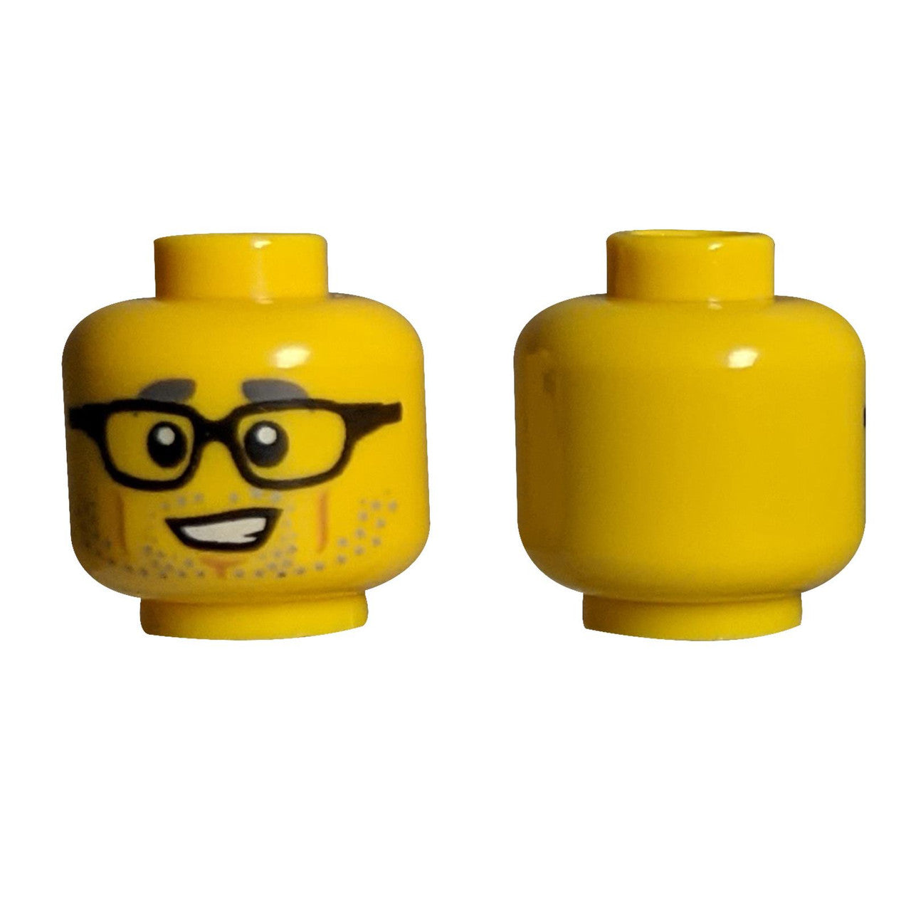 LEGO® Minifigurka Hlava (3626pb2534) s šedými obočím, strništěm a černými brýlemi.