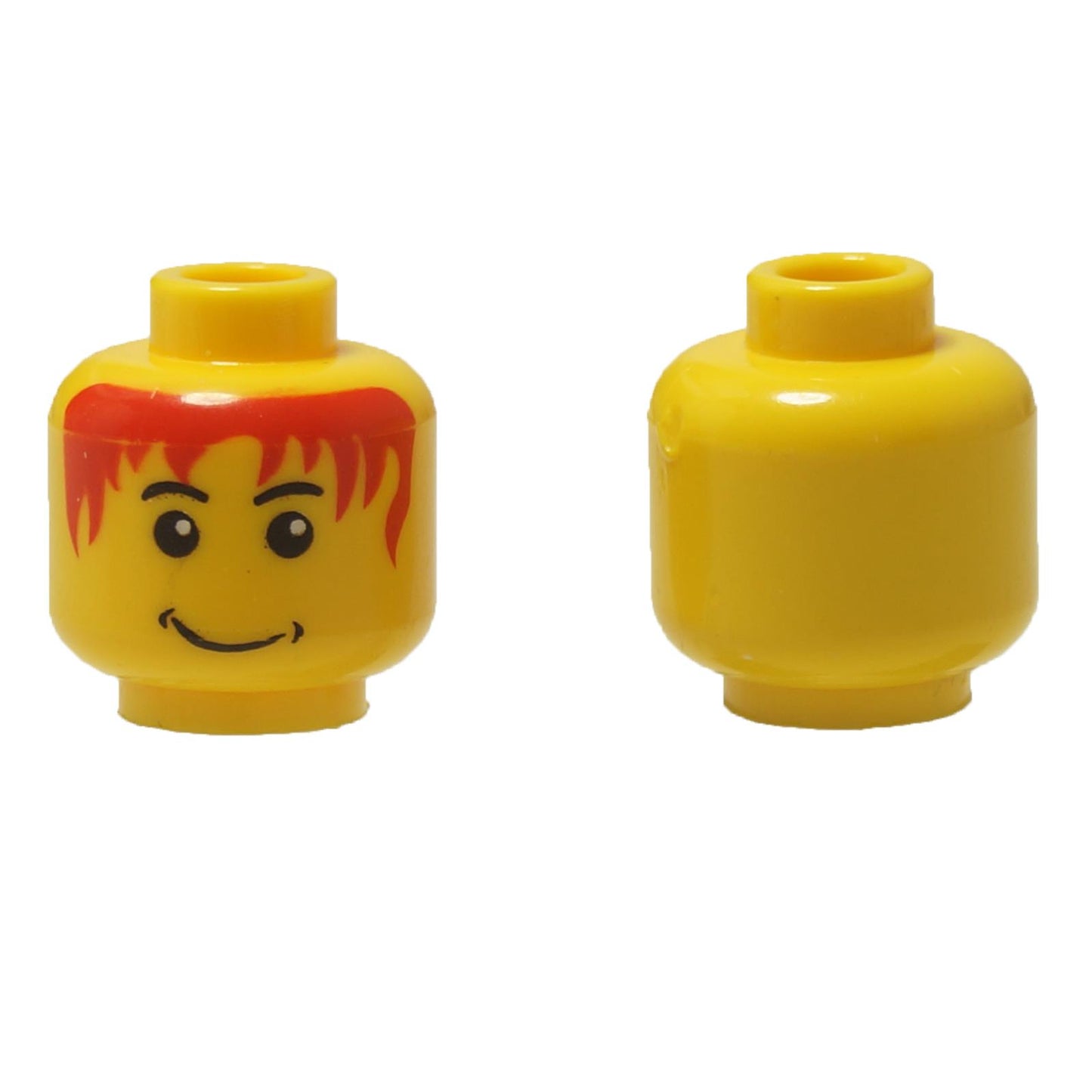 Cabeza de minifigura LEGO® (3626pb0050) con pelo rojo desordenado impreso y una sonrisa torcida, mostrando la parte frontal y la parte trasera lisa.