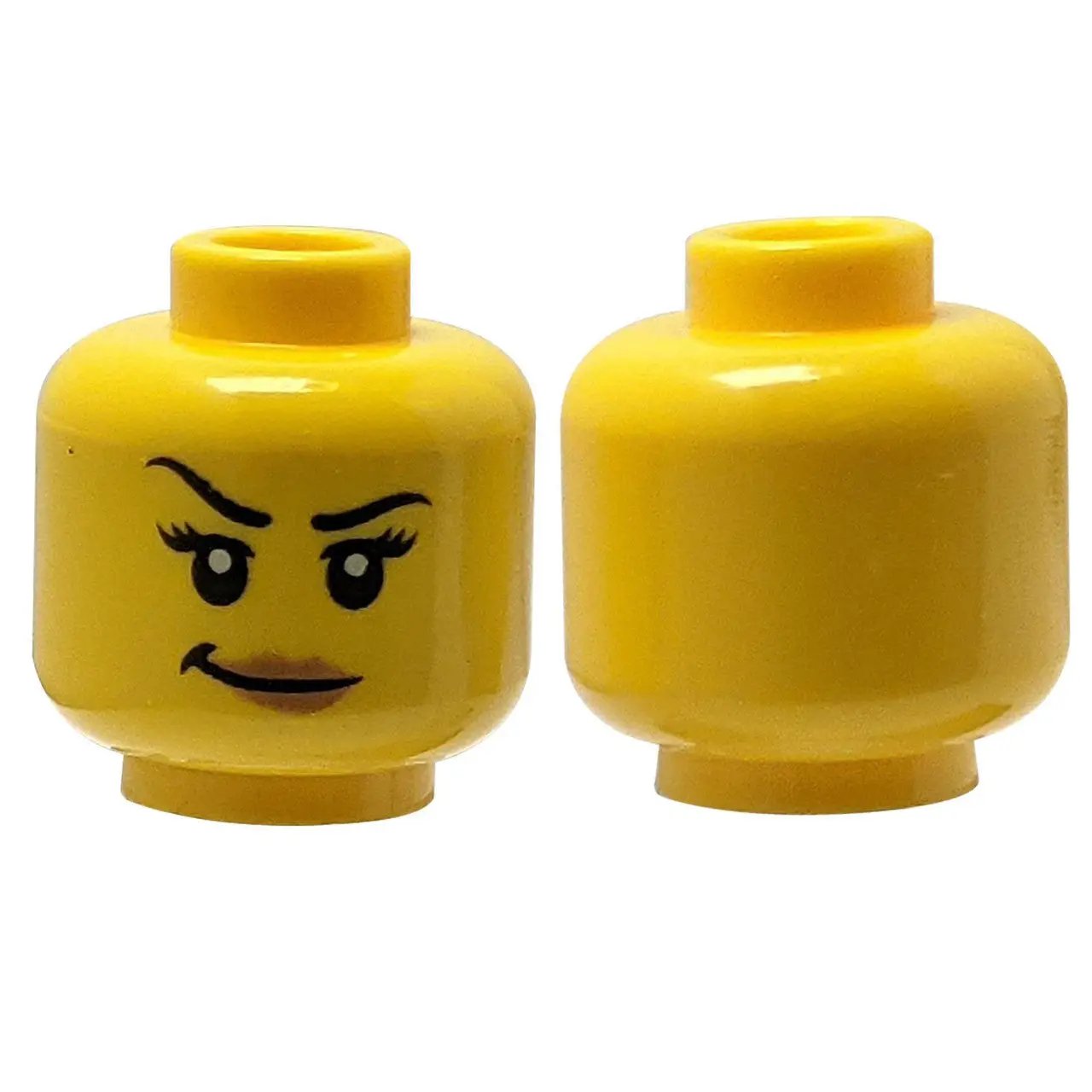 LEGO® Minifigura Cabeza femenina con una sonrisa astuta y una ceja derecha levantada.
