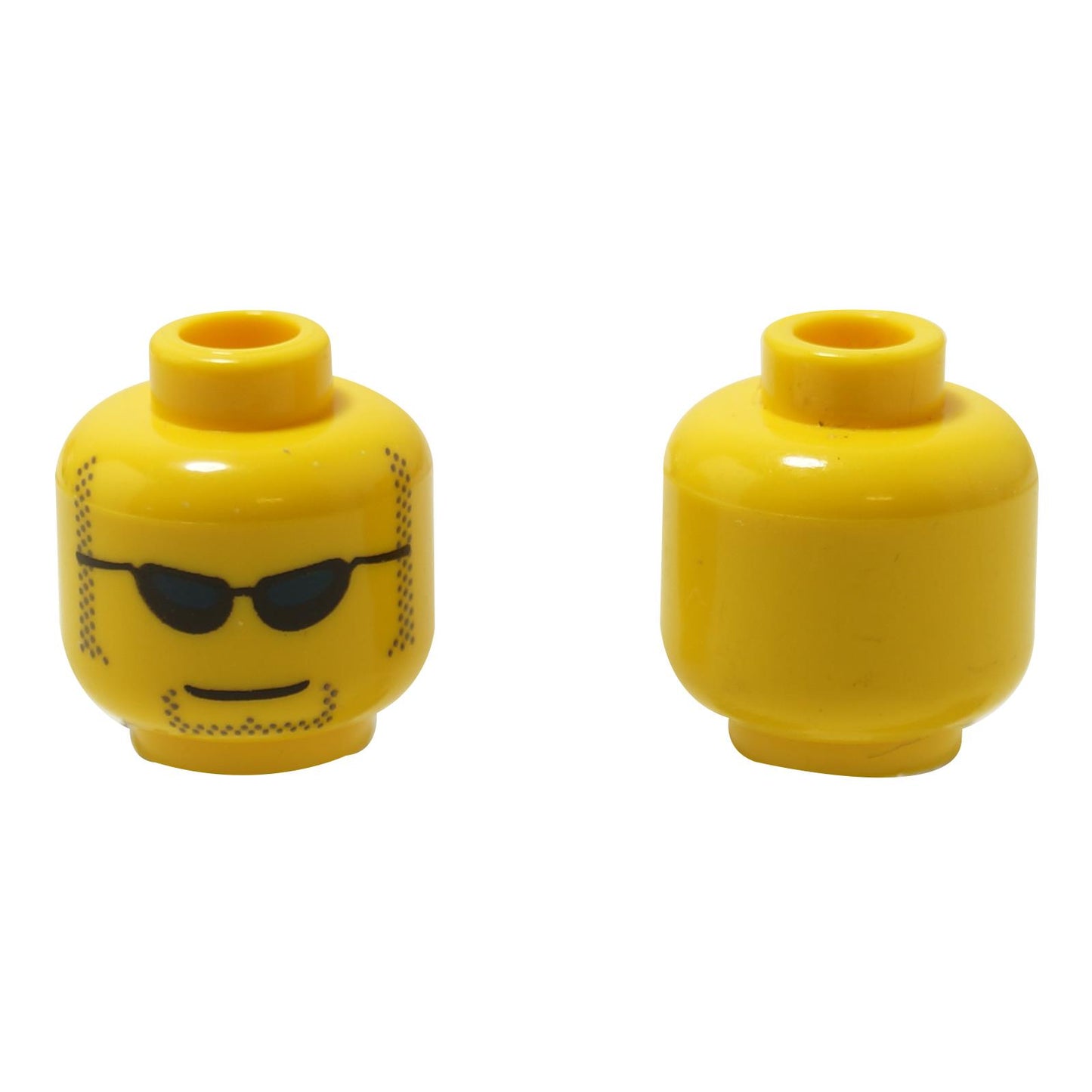 Vistas frontal y lateral alterna de la cabeza del minifigura LEGO® (3626px299) en tono de piel claro, que presenta gafas de sol negras con lentes azul oscuro, patillas de color marrón oscuro, barba de chivo y una sonrisa segura.