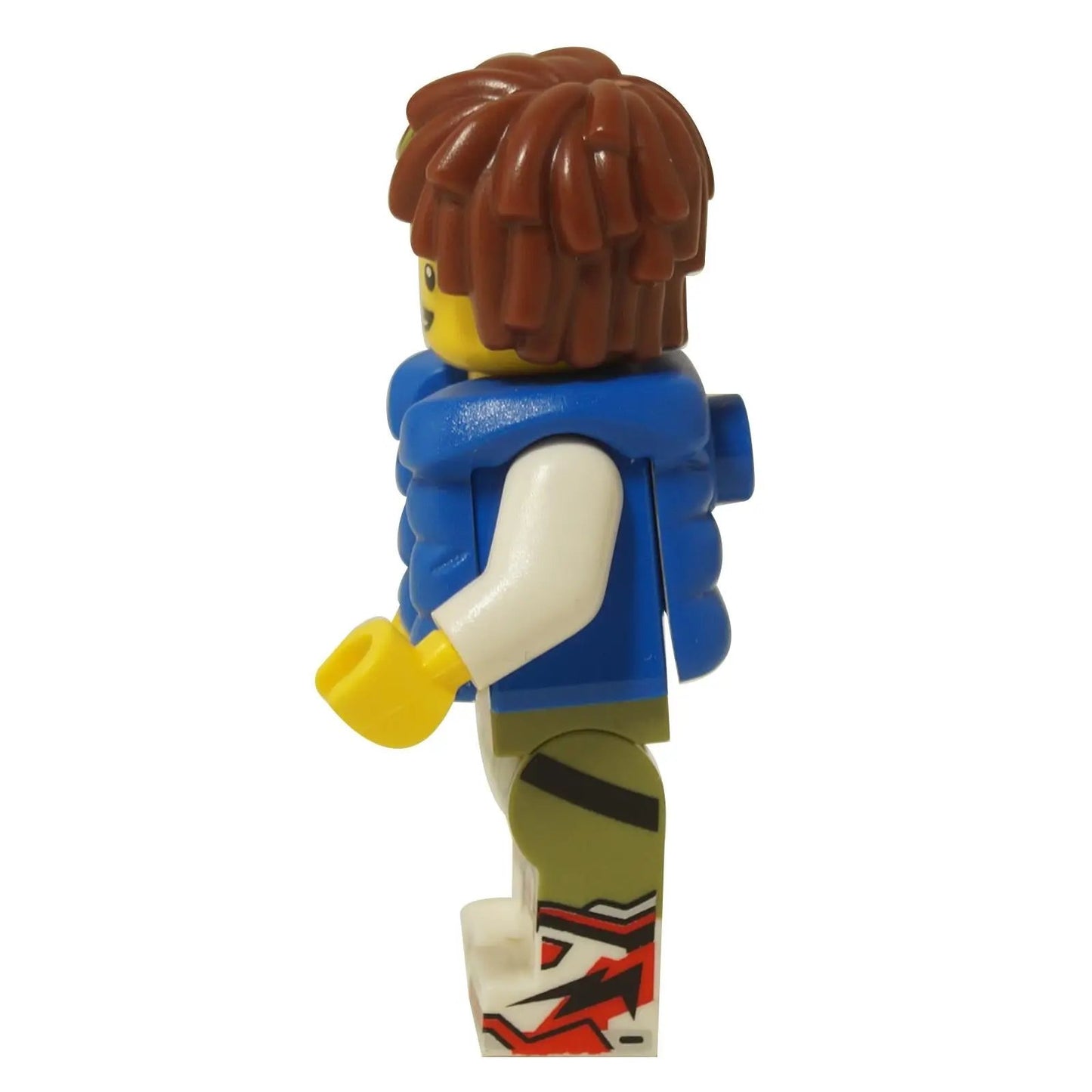 LEGO® minifigure Mateo portant un t-shirt graphique Z-Blob et un gilet bleu, figurine de personnage avec des jambes imprimées et des cheveux en désordre vue de profil
