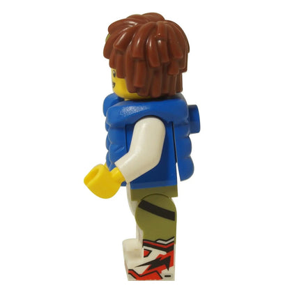 LEGO® minifigure Mateo portant un t-shirt graphique Z-Blob et un gilet bleu, figurine de personnage avec des jambes imprimées et des cheveux en désordre vue de profil
