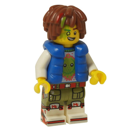LEGO® minifigure Mateo portant un t-shirt graphique Z-Blob et un gilet bleu, figurine de personnage avec des jambes imprimées et des cheveux en désordre
