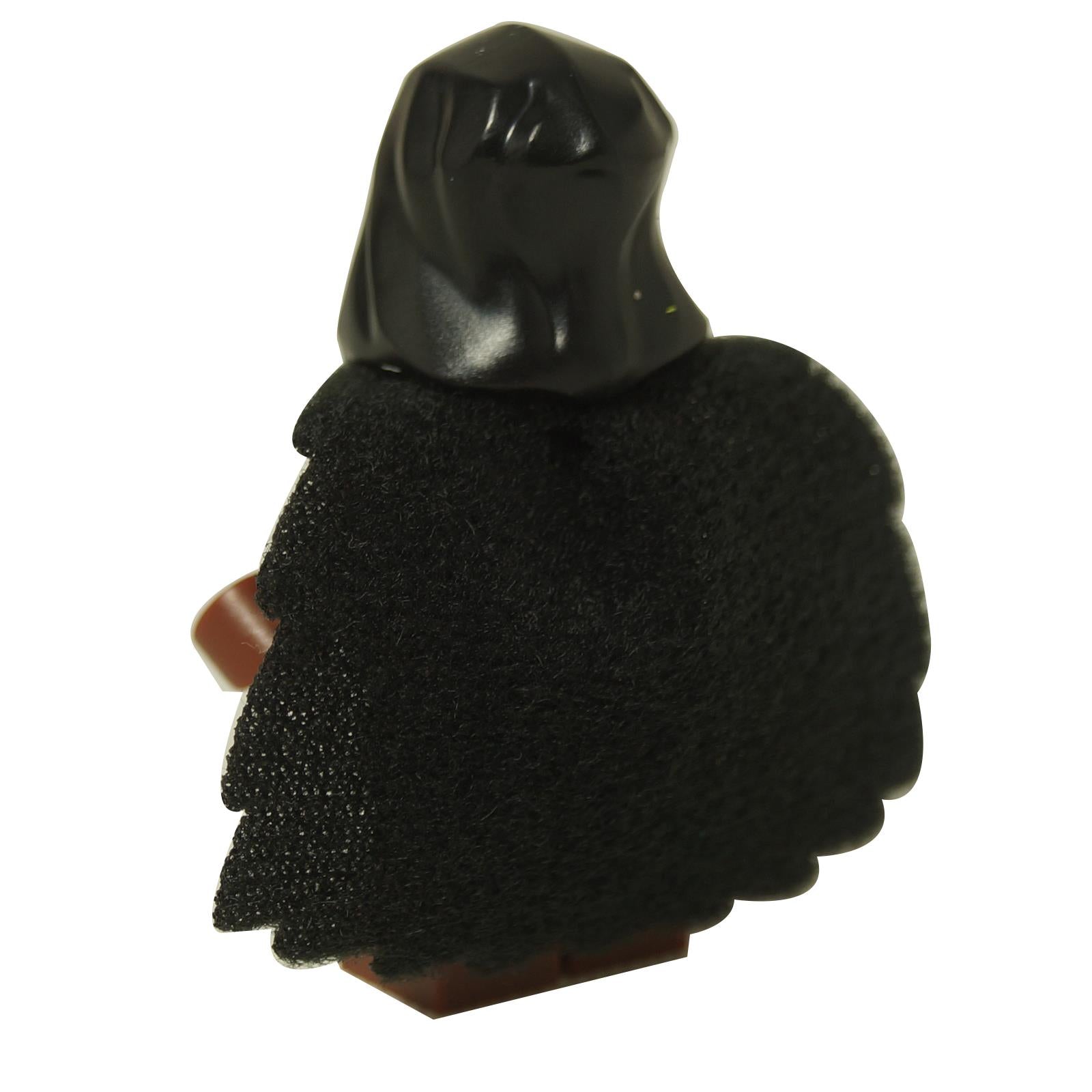 LEGO® Minifigurka Władcy Bestii Wilczego Stada z Serii 2, średniowieczny wojownik z kapturem, w czarnej pelerynie, z emblematem wilka i ciemnoczerwoną zbroją, widok z tyłu
