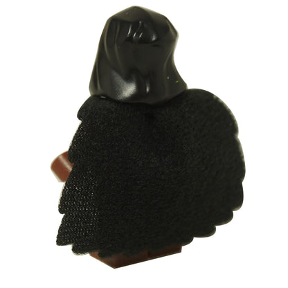 LEGO® Minifigurka Władcy Bestii Wilczego Stada z Serii 2, średniowieczny wojownik z kapturem, w czarnej pelerynie, z emblematem wilka i ciemnoczerwoną zbroją, widok z tyłu
