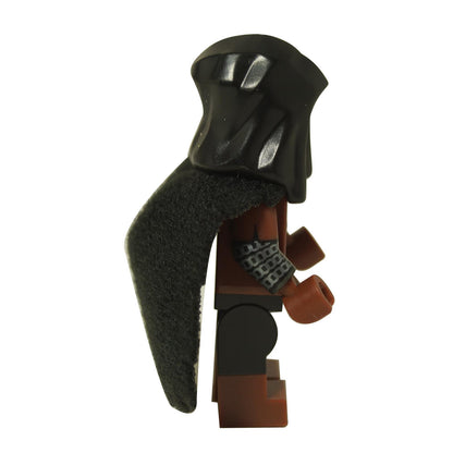 LEGO® Minifigurka Władcy Bestii Wilczego Stada z Serii 2, średniowieczny wojownik z kapturem, w czarnej pelerynie, z emblematem wilka i widokiem z boku na ciemnoczerwoną zbroję

