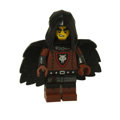 LEGO® Minifigurka Władcy Bestii Wilczego Stada z Serii 2, średniowieczny wojownik z kapturem, w czarnej pelerynie, z emblematem wilka i ciemnoczerwoną zbroją
