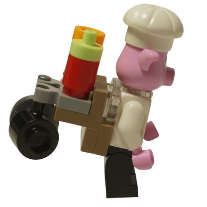 LEGO® Monkie Kid Pigsy Minifigur (mk067) in seiner weißen Kochjacke und Mütze, mit seinem tragbaren Küchenrucksack. Rechte Seitenansicht.
