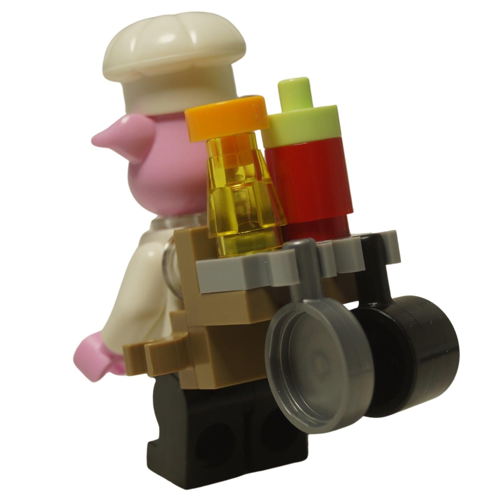 LEGO® Monkie Kid Pigsy Minifigur (mk067) in seiner weißen Kochjacke und Mütze, mit seinem tragbaren Küchenrucksack. Seitenansicht.
