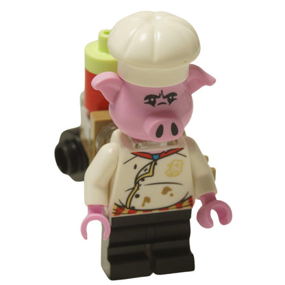 LEGO® Monkie Kid Pigsy Minifigur (mk067) in seiner weißen Kochjacke und Mütze, mit seinem tragbaren Küchenrucksack.

