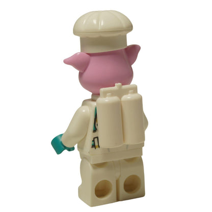 LEGO® Monkie Kid Pigsy minifigurka (mk080) v bílém a tyrkysovém skafandru a s klasickým kuchařským kloboukem.
Zadní pohled.