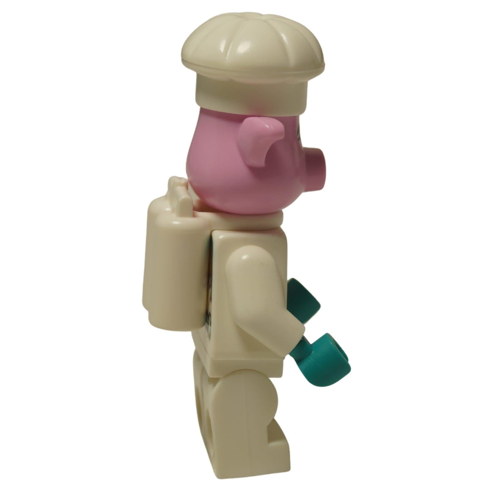 LEGO® Monkie Kid Pigsy minifigurka (mk080) v bílém a tyrkysovém skafandru a s klasickým kuchařským kloboukem. Boční profil.