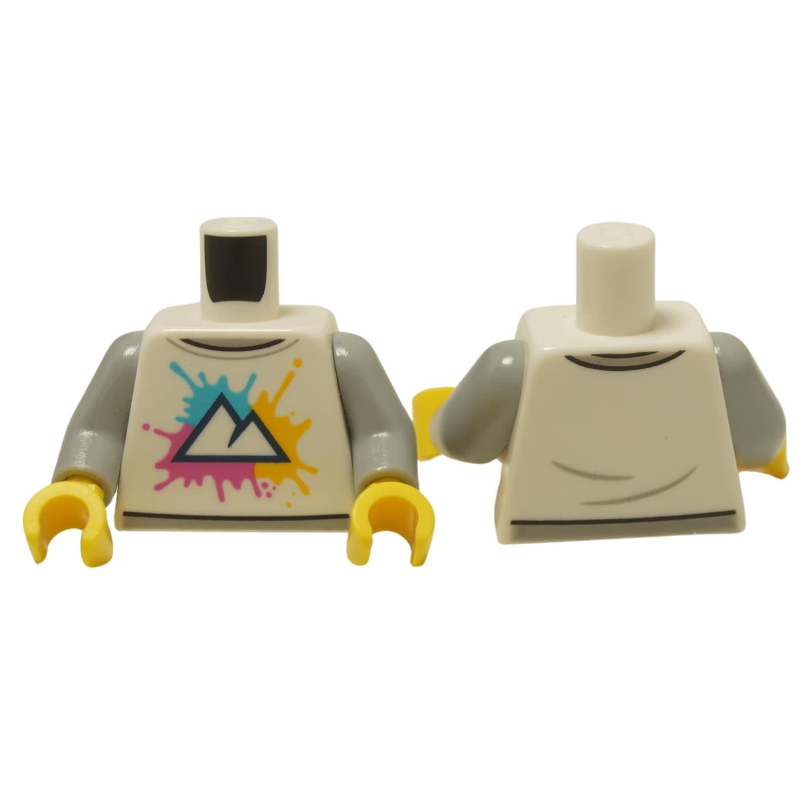 LEGO® Torzo (973pb4535c01) se světle šedým tričkem s logem hory a barevnými skvrnami od barvy.
