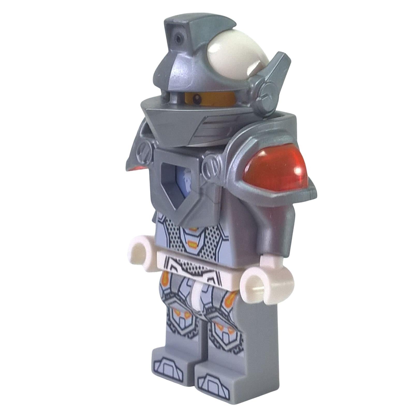 LEGO® NEXO KNIGHTS Lance Richmond minifigurka (nex001) v jeho plné stříbrné a bílé zbroji, s mrkající tváří uvnitř jeho helmy. Pohled z boku.