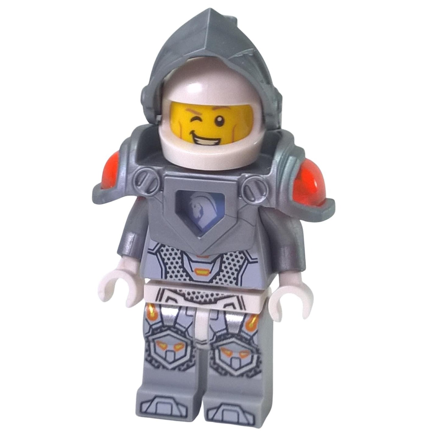 LEGO® NEXO KNIGHTS Lance Richmond minifigurka (nex001) v jeho plné stříbrné a bílé zbroji, s mrkající tváří uvnitř jeho helmy.