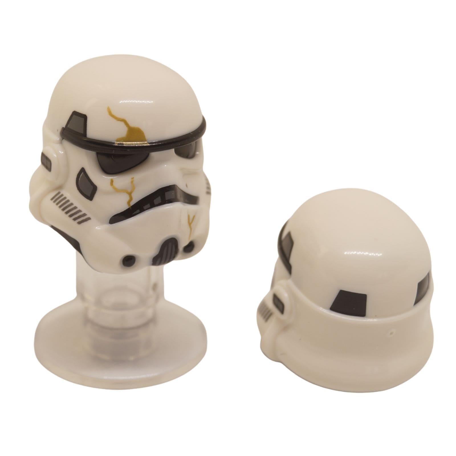 Casco de LEGO Night Trooper 42861pb05 con grietas doradas, vista frontal y trasera