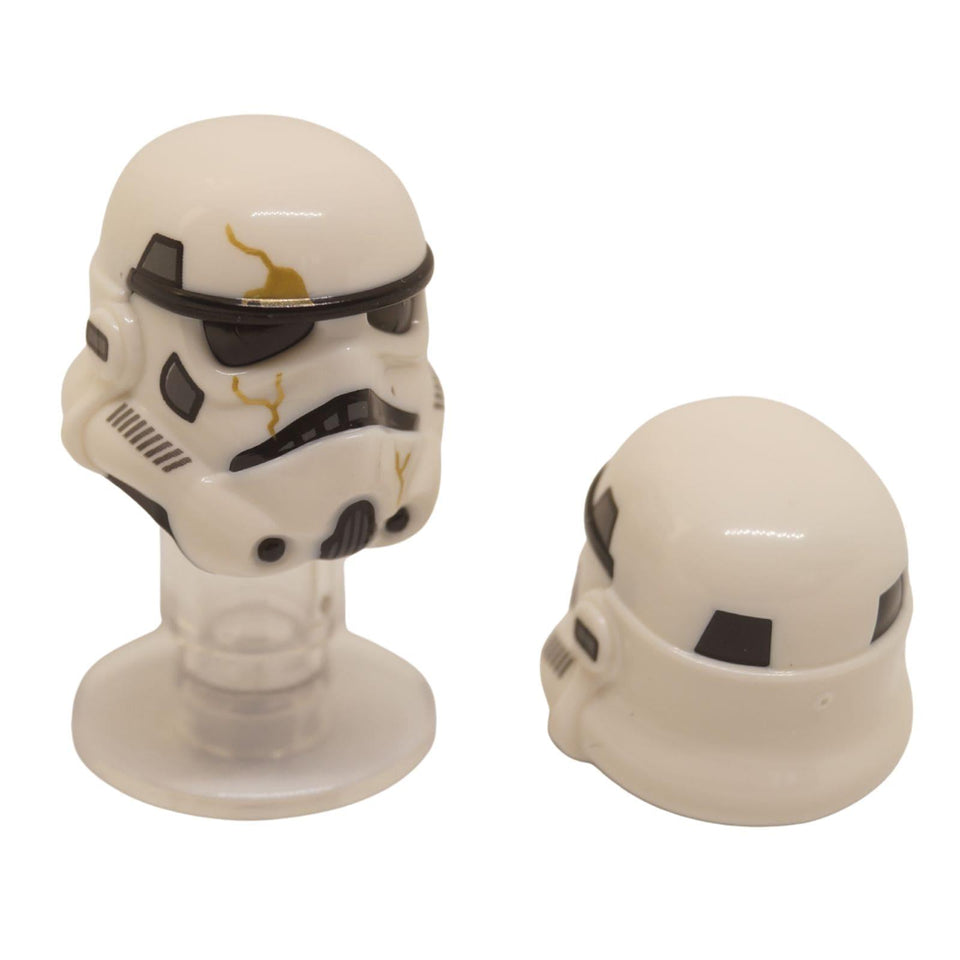 خوذة LEGO® Night Trooper 42861pb05 مع شقوق ذهبية من الأمام والخلف