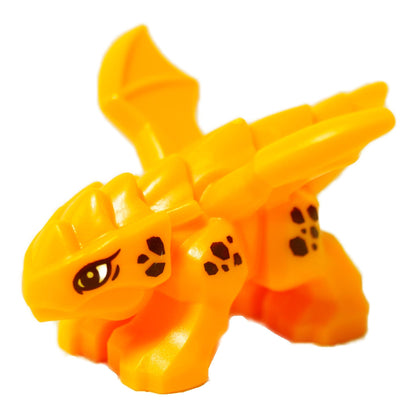 LEGO® Dragón elemental bebé NINJAGO en naranja claro brillante, figura de criatura dragón moldeada pequeña, vista lateral izquierda
